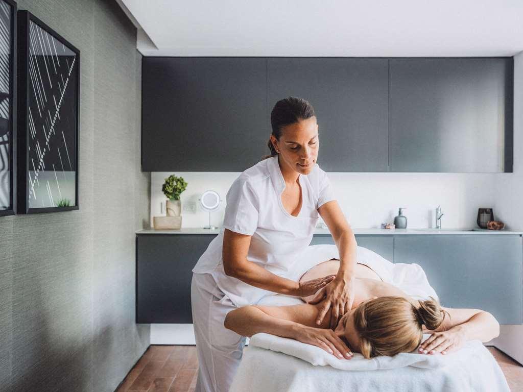 Hotel SLS Buenos Aires Puerto Madero Facilidades foto A massage therapist treating a patient